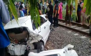 Mega dan Brio Putihnya Terguling-guling Setelah Digasak KA Sri Tanjung Jurusan Surabaya-Banyuwangi