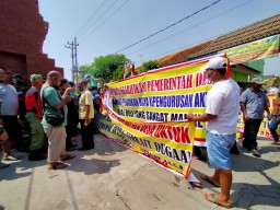 Emak-emak Desak Kades Bulusari Pasuruan Putus Hubungan dengan PT Wira Bumi