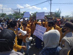 Tolak Biaya Wisuda Daring, Mahasiswa Universitas Wiraraja Sumenep Duduki Kantor Rektorat Hingga Bakar Toga