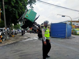 Rem Blong, Tronton Gasak Ertiga Lalu Kepalanya Jumping ke Atas