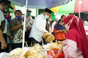 Pedagang Pasar Sukodono Sambut Antusias Kehadiran Cabup Sidoarjo Kelana Aprilianto