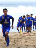 Obati Stres, Pelatih Arema Carlos Oliveira Pergi ke Pantai dan Gunung