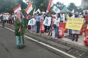 Ada yang Ingin Hancurkan Risma, ‘Emak-emak Suroboyo’ Pasang Badan