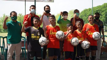 Dokter Alif Akan Tambah Anggaran Pembinaan Sepak Bola Saat Hadiri Coaching Clinic SSB Benjeng Bersama Hansamu Yama