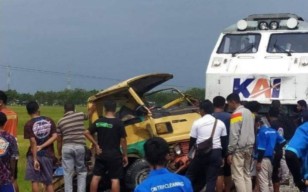 Terlalu Kencang Putar Musik Dum Truk di Jombang Tertabrak Kereta Api, Sopir dan Kernet Tewas