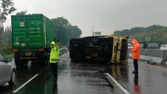 Truk Muatan Kecap Terguling di Tol Sidoarjo