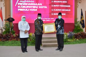 Bupati Gresik Sambari Halim Radianto Menerima Penghargaan Kabupaten Peduli HAM dari Menteri Hukum dan HAM