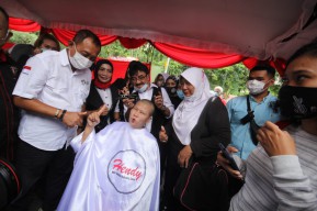 Relawan Erji Gelar Tasyakuran dan Cukur Gundul atas Kemenangan Eri Armuji