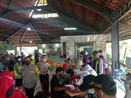 Kapolres Bojonegoro Pimpin Pemeriksaan Kesehatan Sopir di Terminal Rajekwesi