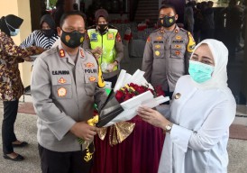 Hari Ibu, Bupati Anna Muawanah Dapat Bunga dari Kapolres Bojonegoro