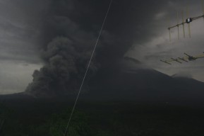 Abu Vulkanik Semeru Sampai Banyuwangi, Pengendara Sepeda Motor Diharap Waspada