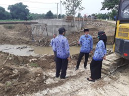 Pantau Pembangunan Jembatan Malo-Kasiman, Wabup Bojonegoro Bantu Perbaiki Jembatan Darurat