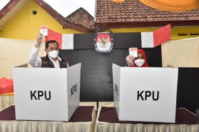 Gunakan Hak Suara di TPS 19, Pj Bupati Sidoarjo : Jangan Kendor 3 M