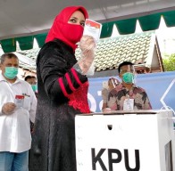 Nyoblos Bareng Keluarga, Cabup Petahana Jember Faida Sebut Keselamatan Masyarakat Paling Utama