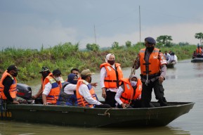 Naik Perahu Motor, Bupati Bojonegoro Tinjau Lokasi Tanggul Jebol Kali Ingas