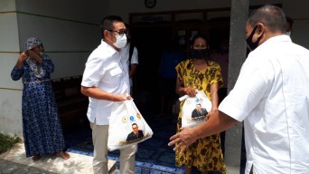 Wihadi Wiyanto Anggota DPR RI Bagikan 3000 Paket Sembako Kepada Warga Bojonegoro dan Tuban
