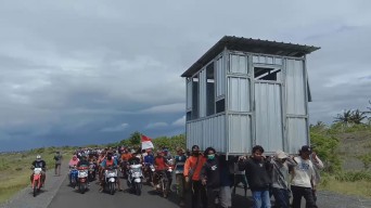 Gotong-royong Pindah Pos Perusahaan, Warga Paseban Jember Tegas Tolak Tambang Pasir