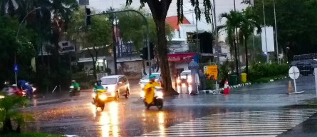 Ini 4 Barang yang Harus Dibawa Pengendara Motor Saat Musim Hujan