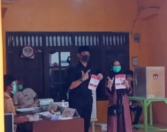 Didampingi Istri Gunakan Hak Suara di TPS 03, Cawalkot Teno Optimis 65 Persen