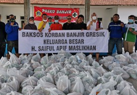 Qosim-Alif Bagikan 1 Truk Paket Sembako ke Warga Terdampak Banjir
