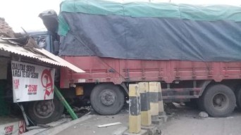 Rem Blong, Tronton Seruduk Gandengan Truk Lalu Rumah, Bengkel Tambal Ban dan Sepeda Motor di Jl Roomo Meduran Gresik