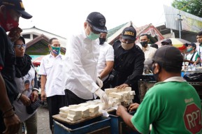 Calon Bupati Sidoarjo Kelana Aprilianto Sapa Pedagang Pasar Wedoro