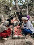 Masa Tenang, Cawabup Sidoarjo Dwi Astutik Ziarah ke Makam Orang Tua