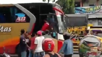 Viral Bus Jurusan Bojonegoro-Surabaya Ngeblong Lawan Arus di Lamongan, Sopirnya Dihajar Warga