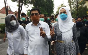 Machfud Arifin Jalan Kaki Mesra Bareng Istri Berangkat ke TPS