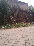 Drainese Jalan Lingkar Bawean Longsor, Rumah Warga Nyaris Roboh   