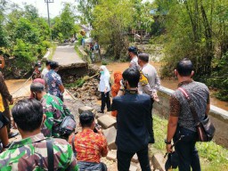 Picu Pendangkalan Sungai, Bupati Anna Bakal Bongkar Bangunan Stren Kali Avur