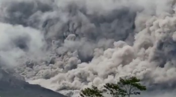 Semeru Batuk Lagi Muntahkan Awan Panas Sejauh 4,5 Km di Lumajang