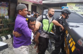 Teriakan Melengking Emak-Emak Bikin Pencuri Motor di Pamekasan Tertangkap dan Babak Belur Dihajar Warga