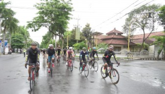 Nikmati Keindahan Alam, Anggota DPR Pusat Ini Pilih Keliling Banyuwangi dengan Bersepeda