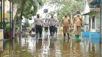Polres Gresik Sambang Korban Banjir, Datang Sambil Bawa Bantuan