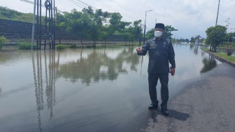 Tinjau Banjir Porong, Pj Bupati Bawa Tujuh Pompa Penyedot Air