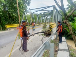 Jembatan Penghubung Ruas Bojonegoro-Ngawi Retak Diterjang Banjir
