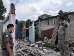 Satpol PP Kabupaten Bojonegoro Bongkar Bangunan Liar di Jalan Nasional