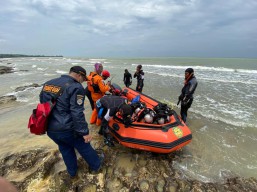 Lima ABK Masih Misterius, SAR Turunkan Delapan Penyelam Handal