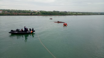 Kapal Tertutup Lumpur, Pencarian 5 ABK TB Mitra Jaya Terus Dilakukan
