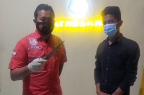 Mabuk Sambil Bawa Sajam di Depan Warkop Duduksampeyan, Arek Lamongan Ini Akhirnya Dikerangkeng