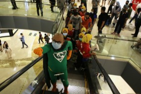 Sosialisasikan Prokes, Pemeran 'New Man' di Surabaya Ternyata Seorang Camat Yang Perutnya Buncit dan Kepala Botak