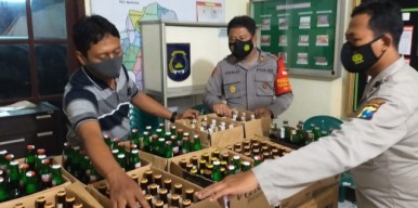 Baru Jualan, Barang Dagangan Miras di Warkop Duduksampeyan Sudah Diangkut Polisi