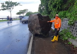 Batu Besar Tiba-tiba Ngglundung Dari Atas Jalur PanturaSitubondo