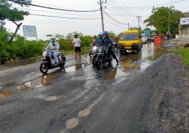 'Dalan e Ajur Mumur',,Pengguna Jalan Cerme-Morowudi Harus Super Hati-hati, Arus Lalin Macet Hingga 1 KM