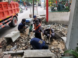 Selama 6 Bulan Buntu, Drainase di Jalan Arif Rahman Hakim Baru Ditangani