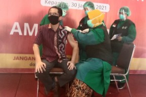 Penyuntikkan Vaksin Pertama di Kabupaten Malang Berjumlah 10 Orang, Bupati Hanya Membuka