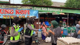 Polwan di Bojonegoro Turun Jalan hingga Blusukan ke Pasar, Ini Yang Disampaikan