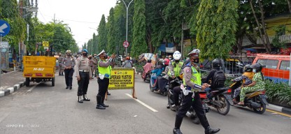 Hari Pertama PPKM Gresik, Petugas Gabungan Razia Prokes Depan Pasar Baru