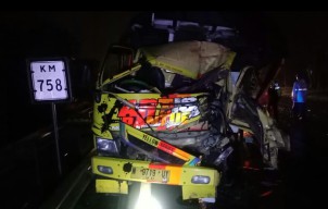 Truk Tabrak Truk di Tol Sidoarjo, 1 Orang Tewas Terjepit